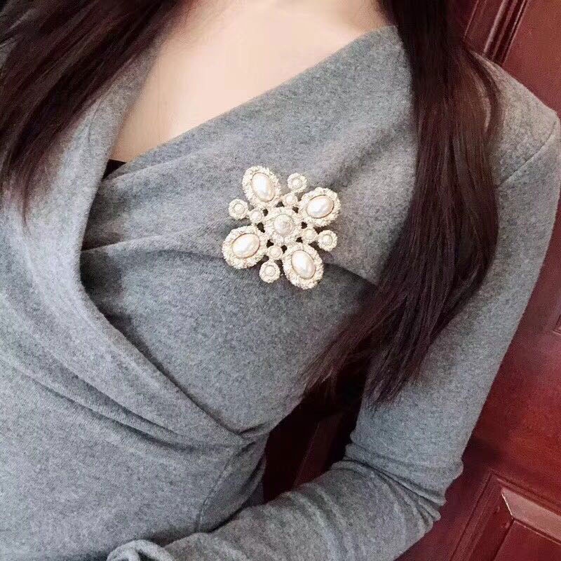 Trâm cài áo đính đá và ngọc trai giả sang trọng