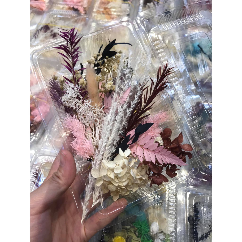 hoa khô cài tóc cô dâu