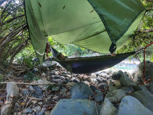 Tấm tăng (tarp) che mưa nắng dùng đi camping