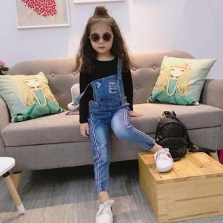 Chất như nước cất luôn ạ.set yếm bò cho cả bé gái và bé trai.size 10-20kg .có hai màu xanh và xám.set yếm k kèm áo......