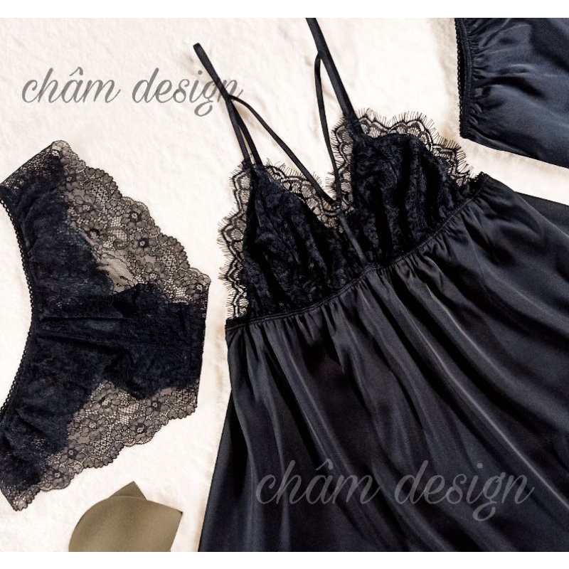 váy ngủ lụa satin đen chân mi hoạ tiết hoa đẹp. Phần ngực có thiết kế dây chữ y