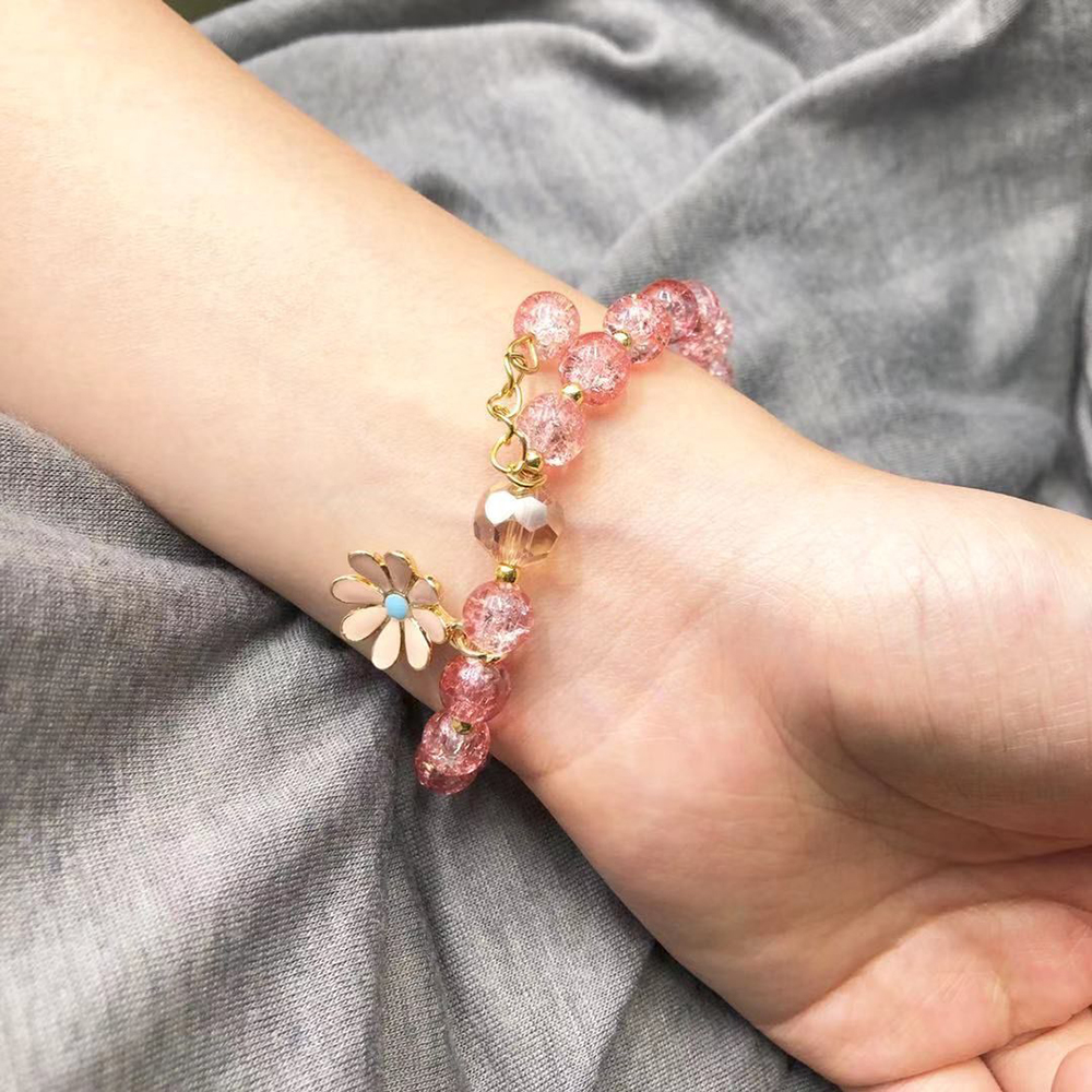 Vòng đeo tay đính họa tiết hoa cúc với phong cách thiết kế tinh tế