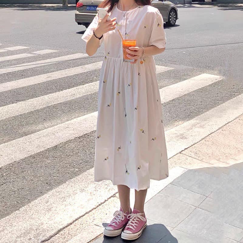 Váy đầm trắng babydoll hoa cúc nhí tay ngắn body dáng dài dây thắt sau eo ulzzang du lịch xuân biển