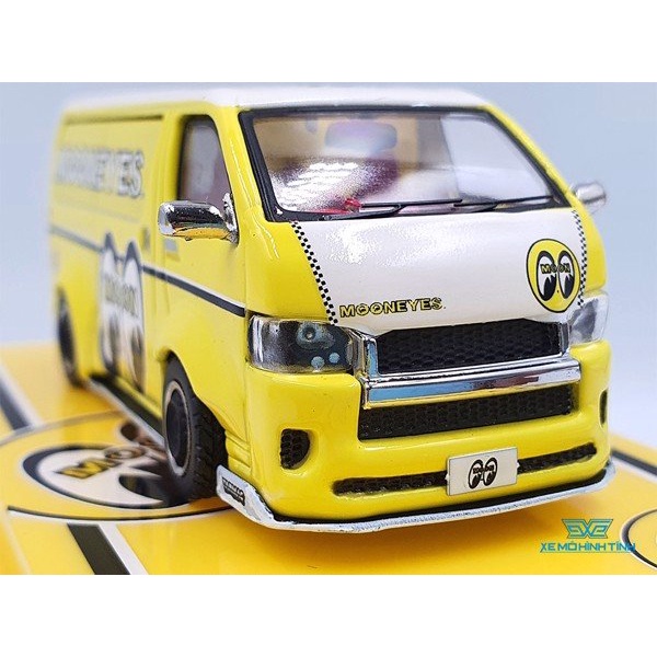 Xe Mô Hình Toyota Hiace Widebody Mooneyes Tỉ lệ 1:64 Hãng sản xuất Tarmac Works ( Vàng )