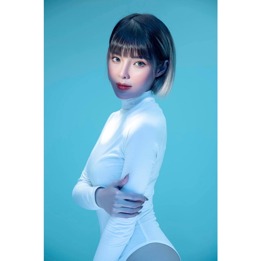Áo bodysuit dài tay đen và trắng trơn chụp studio | BigBuy360 - bigbuy360.vn