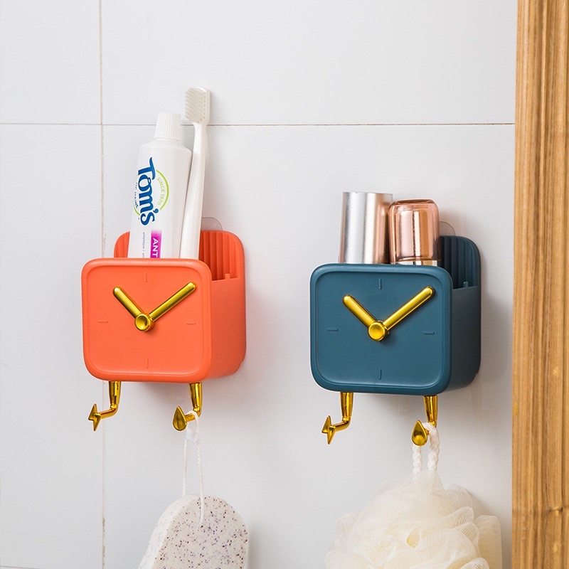 Kệ đựng remote dán tường hình ĐỒNG HỒ có rãnh sạc điện thoại &amp; 2 móc treo phụ kiện - Giá treo remote dán tường mẫu mới