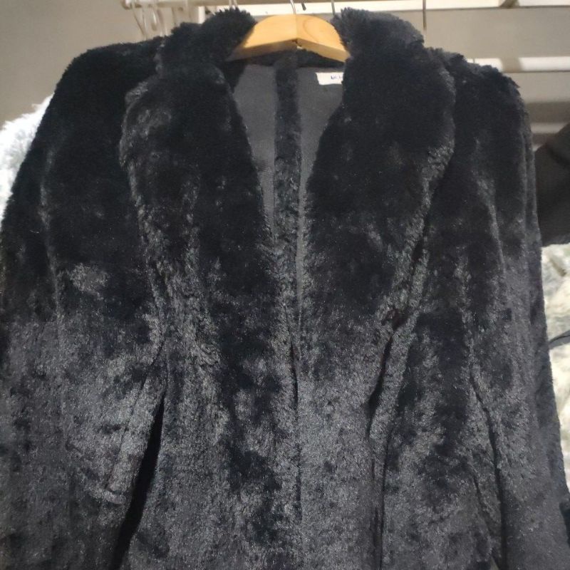 Áo lông đen nhung dáng dài