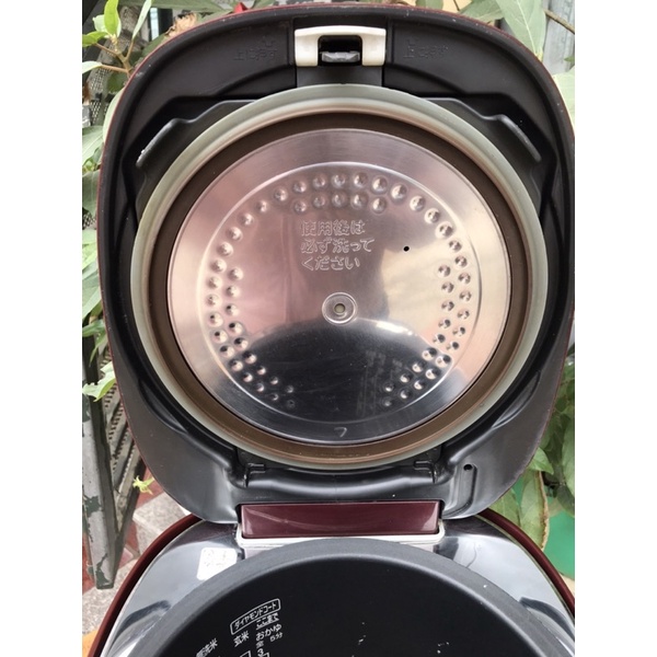 Nồi cơm điện cao tần hút chân không Toshiba RC-18VRE 1.8L  - THANH LÝ