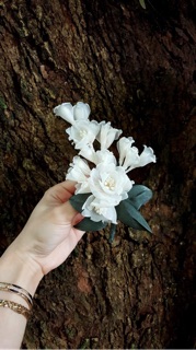 Cành hoa cài áo handmade
