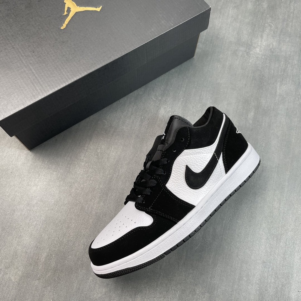 Giày Sneakers Jordan 1 Cổ Thấp Phối Màu Đen Trắng Trẻ Trung Năng Động 553558 001 35.5-47.5