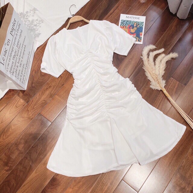 Đầm suông trắng cổ V nhún ngực tay ngắn chất liệu lụa có lót | BigBuy360 - bigbuy360.vn