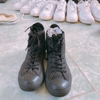 Converse full đen cổ cao bao check, hàng đã qua sử dụng. Liên hệ 01267895445 để bít thêm chi tiết.