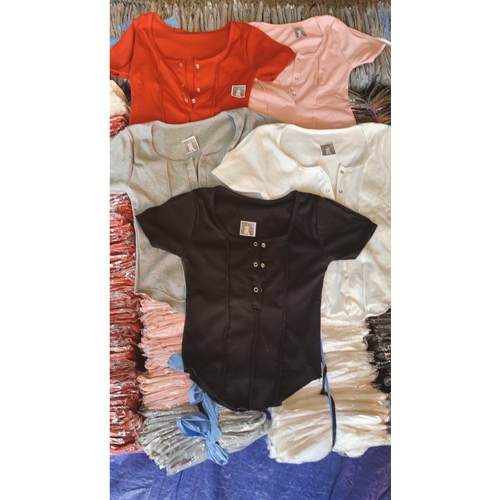 - Áo thun gân cổ vuông nút bấm chíp thân 2 bên tay ngắn kiểu dáng croptop cực sành điệu tôn dáng gợi cảm MC