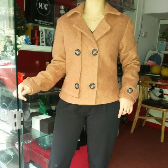 Áo khoác dạ nữ ngắn, màu da bò, kiểu dáng trẻ trung hiện đại. Mẫu nặng 47 kg, cao 1.55m. Áo khoác bán xả lỗ thu hồi vốn.