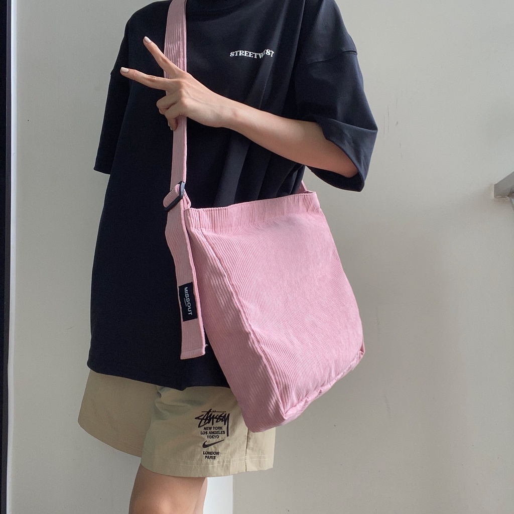TÚI TOTE ĐEO CHÉO NHUNG TĂM TRƠN HỒNG KEM SIU TO ĐỂ ĐƯỢC LAP 14INCH UNISEX