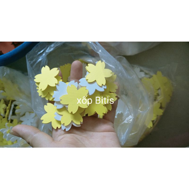 100 Hoa 3,5cm xốp dùng làm hoa bé ngoan hoặc trang trí mầm non
