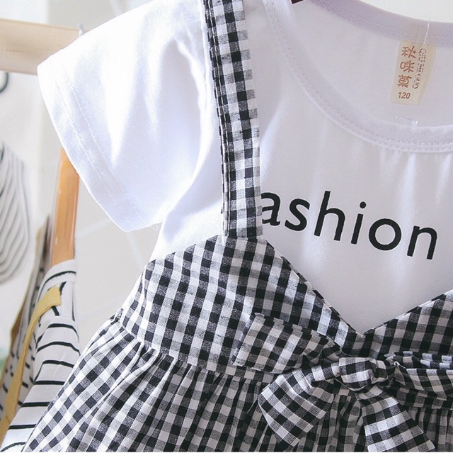 Váy xoè kẻ karo pha áo thun trắng dành cho bé gái mùa hè
