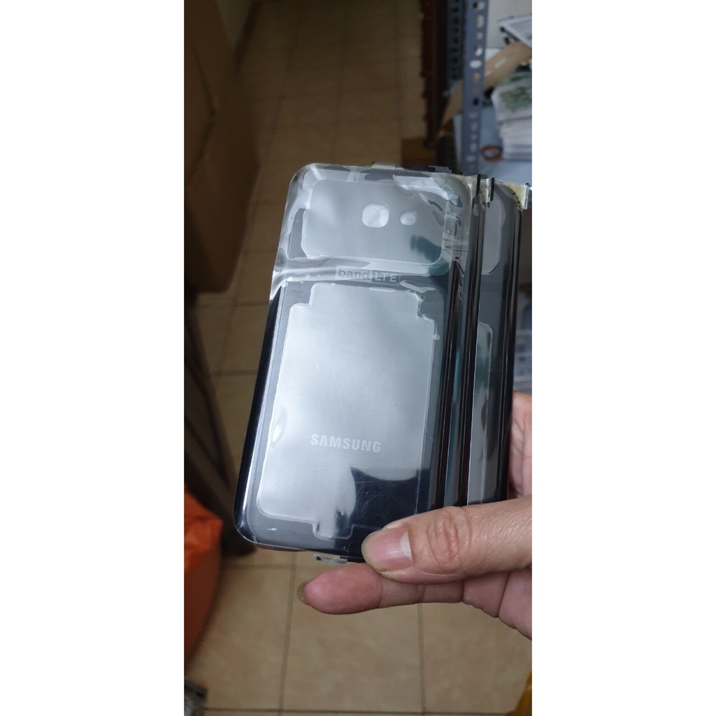 Thay nắp lưng samsung Galaxy A7 2017 - Huco Việt Nam