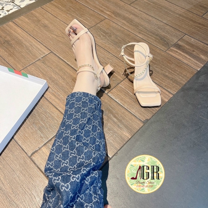 Sandal quai mảnh lót đệm phồng phối xích gót nhọn 6p