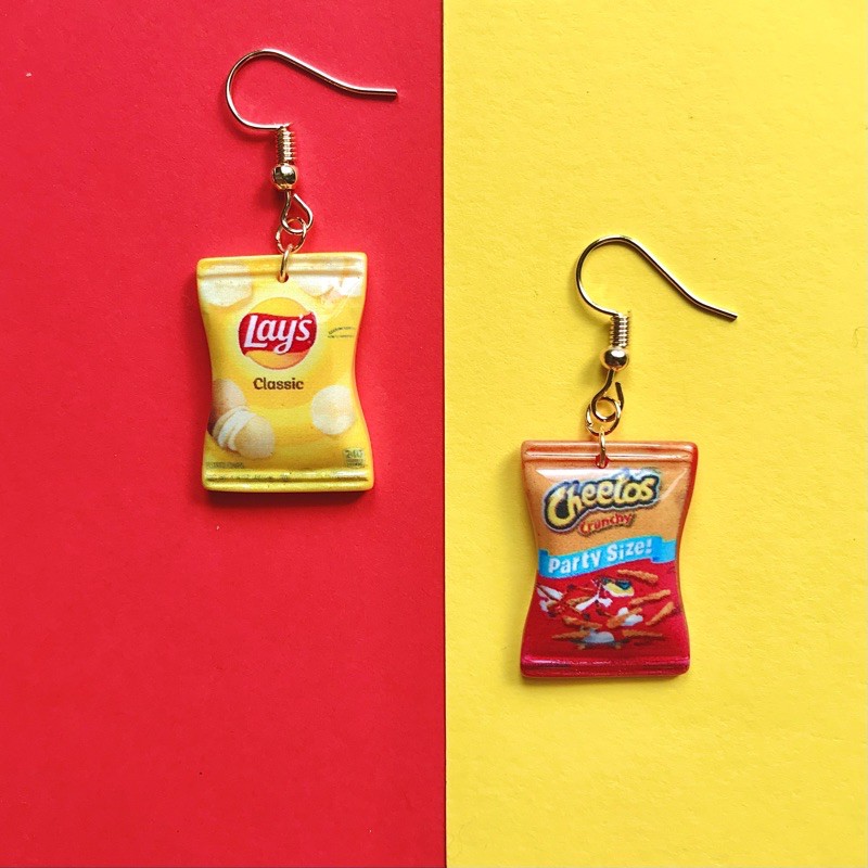 Khuyên tai hình gói bim bim