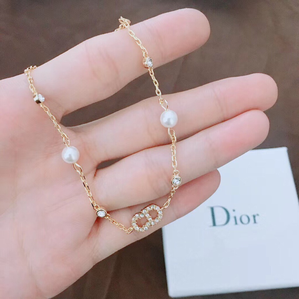Vòng tay Dior đính ngọc trai và phụ kiện hình chữ đơn giản phong cách retro