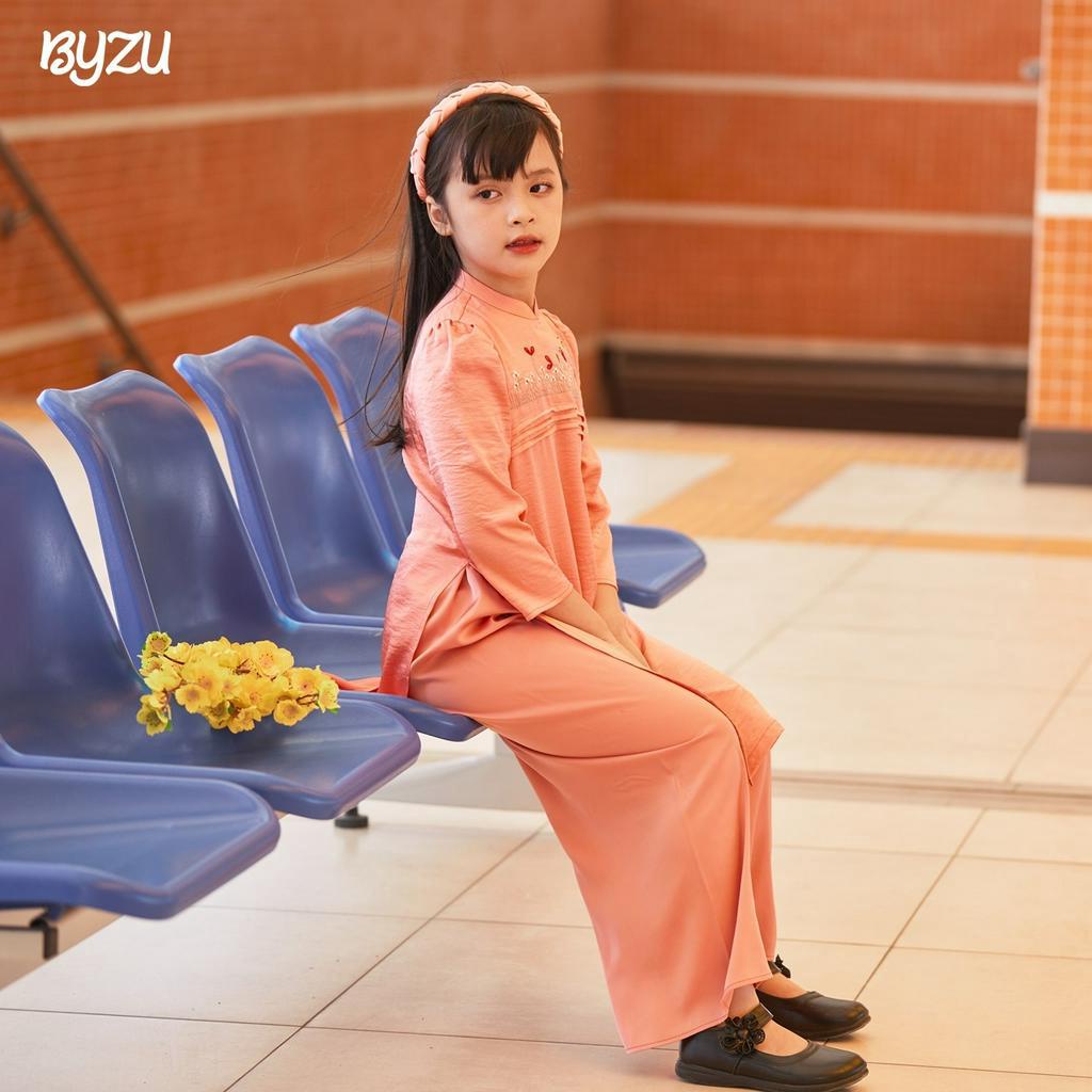 Áo Dài Cách Tân Bé Gái BYZU Chất Vải Lụa Cao Cấp Thêu Vườn Hoa ADT2304