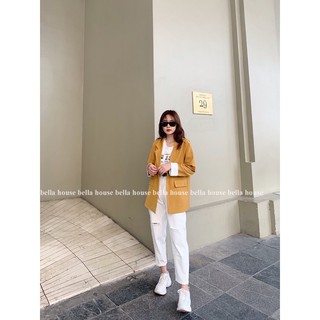 Áo blazer tay phối kẻ.
