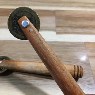 cạo gió đồng tiền , cán gỗ