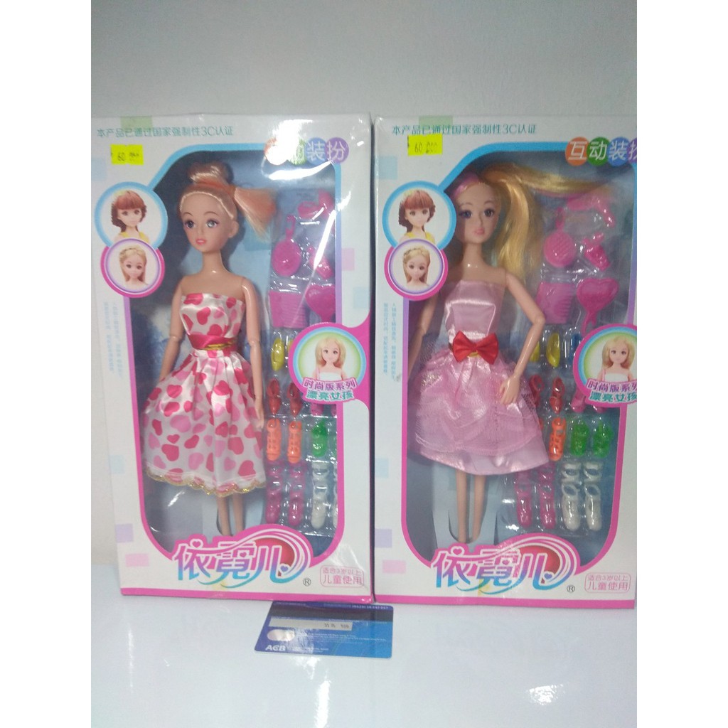 Búp bê Barbie kèm trang phục (áo váy, giày, túi xách...), màu sắc đẹp, giá tốt.