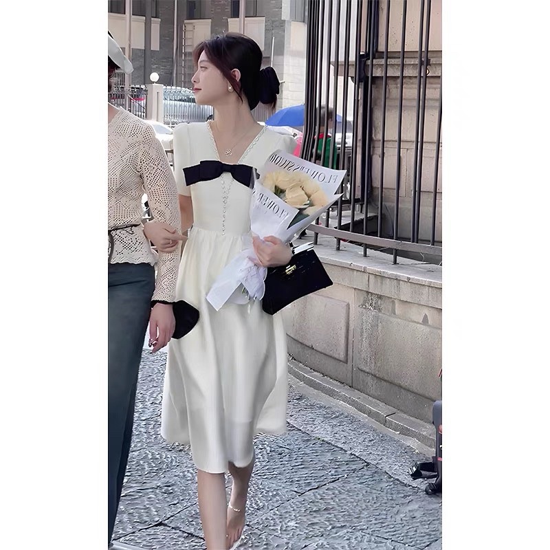 ĐẦM MIDI TRẮNG CỔ V NƠ ĐEN CHẠY HẠT ĐÁ