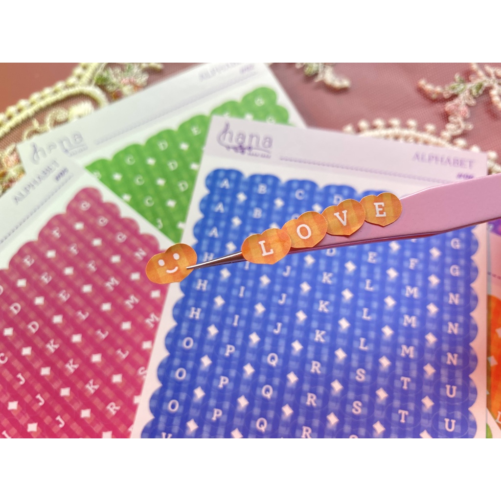 [Alphabet #4] Sticker decal bảng chữ cái trái tim trên nền caro nhiều màu #04 _ #hana.land