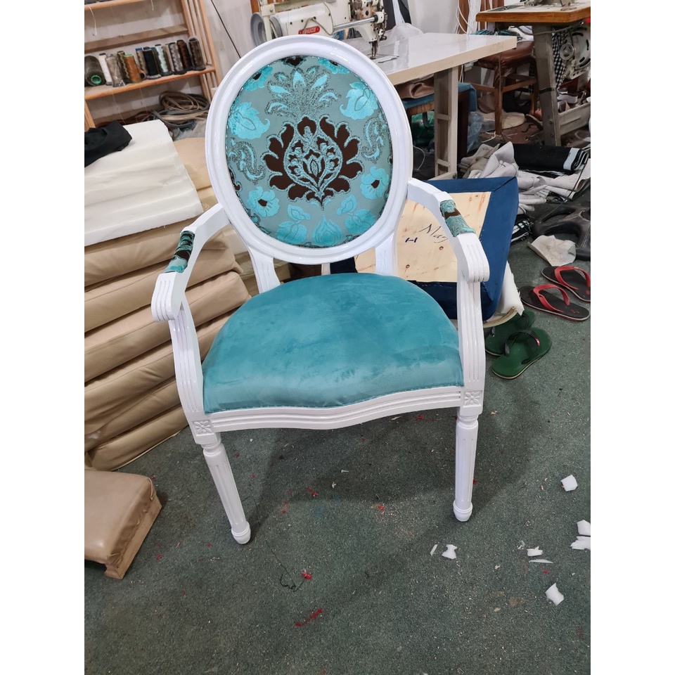 - Ghế Louis có tay