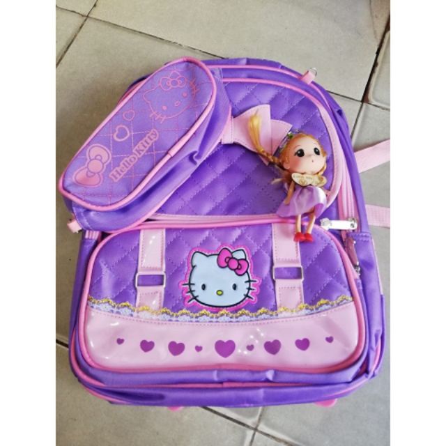 Balo Học Sinh Tiểu Học Hello Kitty Cho Bé Gái Tặng kèm Búp Bê Và Hộp Bút Chống Gù Cao Cấp (3558)