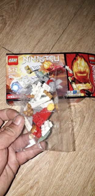 Lắp ráp 1 hộp LegoNinjutsu 99527 có nhiều chi tiết bằng nhựa ABS