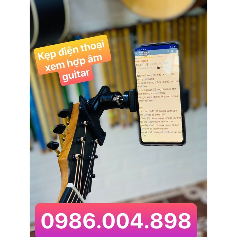 Đàn Guitar Kẹp Điện Thoại Xem Hợp Âm Guitar