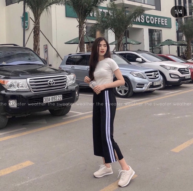 Quần sọc suông xẻ gấu