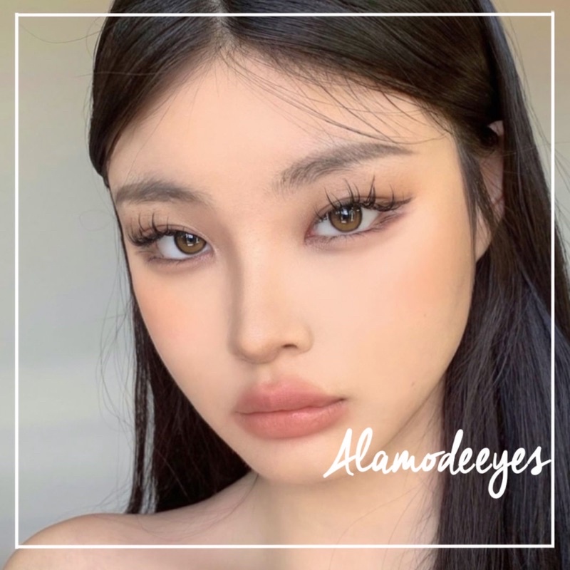 Lens new nâu Ruby trong viền xanh dương đậm