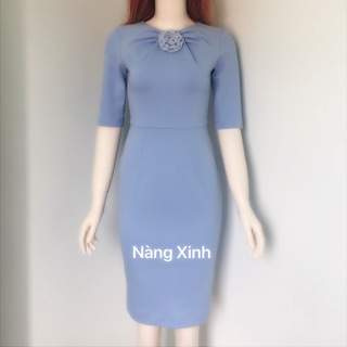 Đầm ôm tay lỡ xếp ply và đính hoa ở cổ
