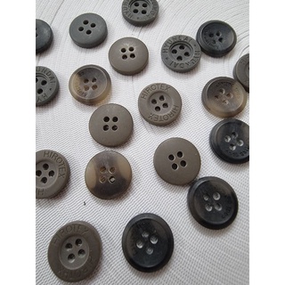 Cúc nhựa có chữ ( đường kính 1,8 cm )