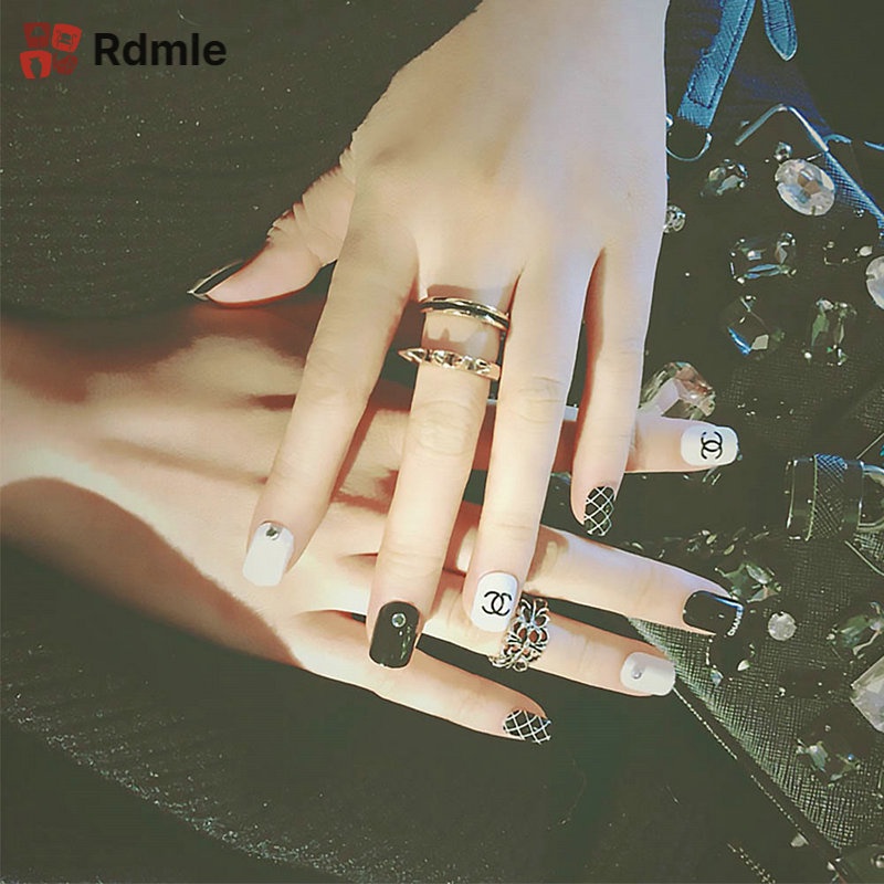 Bộ 24 Móng Tay Giả Hình Vuông Màu Trắng Đen Đơn Giản