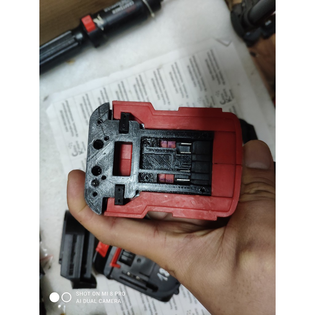 Đế chuyển pin máy khoan, vit Milwaukee M18 sang dùng hộp pin cài Makita