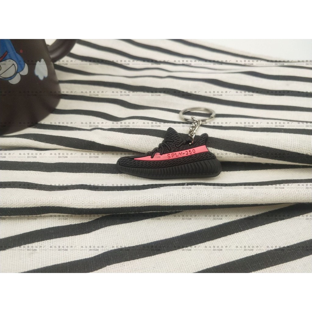 Móc Khóa Giày Yeezy 350 V2 Đen Đỏ