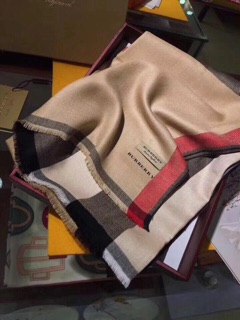 Khăn kẻ Burbery full box 300k có bill