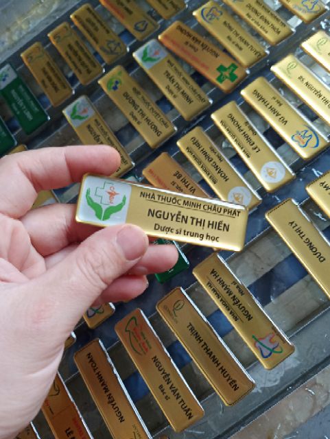 Thẻ tên cài áo nhà thuốc, name tag