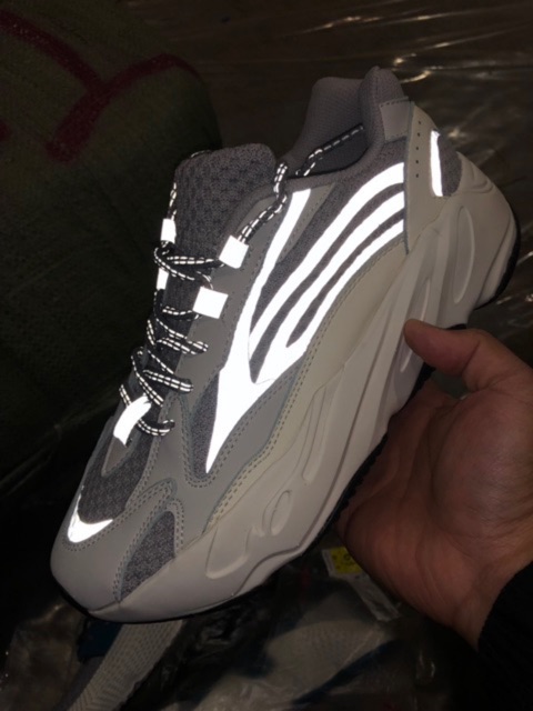 [XEM ĐÁNH GIÁ] Giày Thể Thao Sneaker Yz700 Phản Quang Nam Nữ 🚛 FREESHIP | Giày Sneaker Y700 Phản Quang | BigBuy360 - bigbuy360.vn