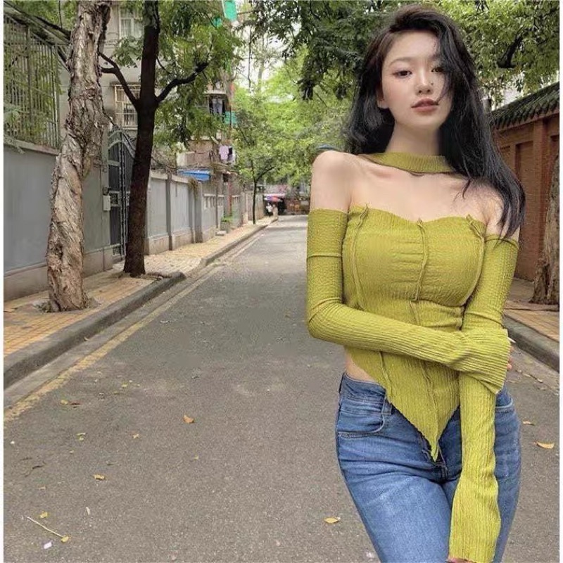 Áo choker trễ vai màu đen và xanh tay dài