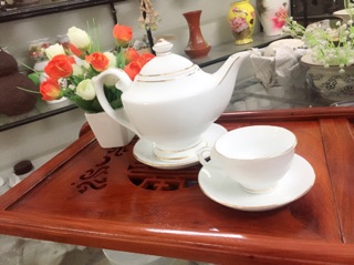 Bộ ấm chén kẻ vàng kim