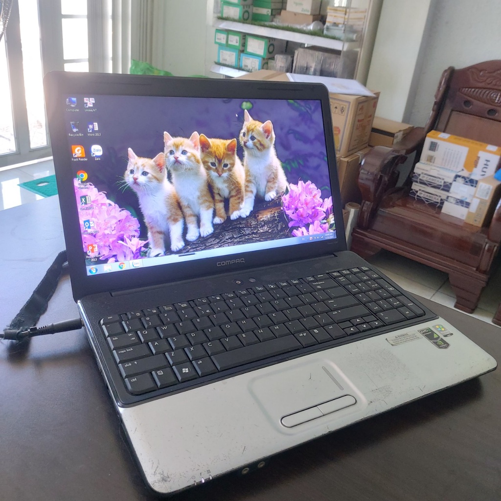 Laptop HP compaq ram 4GB màn hình có mực đen phía dưới vẫn dùng bình thường