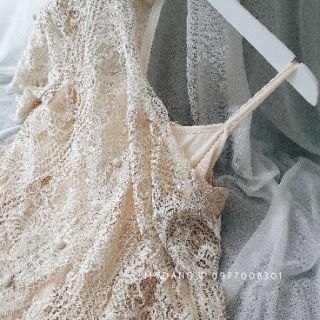 Váy ren dài tay ngắn