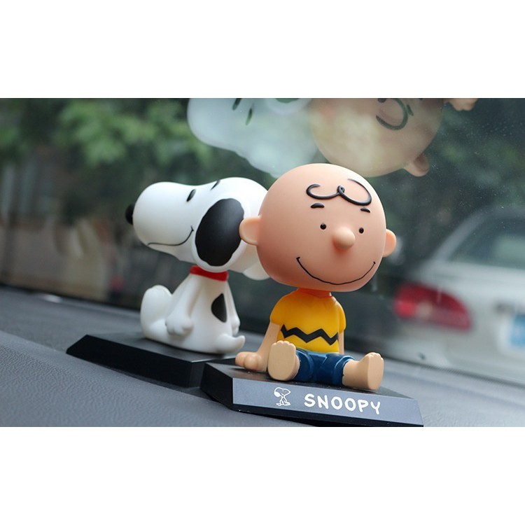 Mô Hình Chú Chó Snoopy Lắc Đầu Trang Trí Xe Hơi